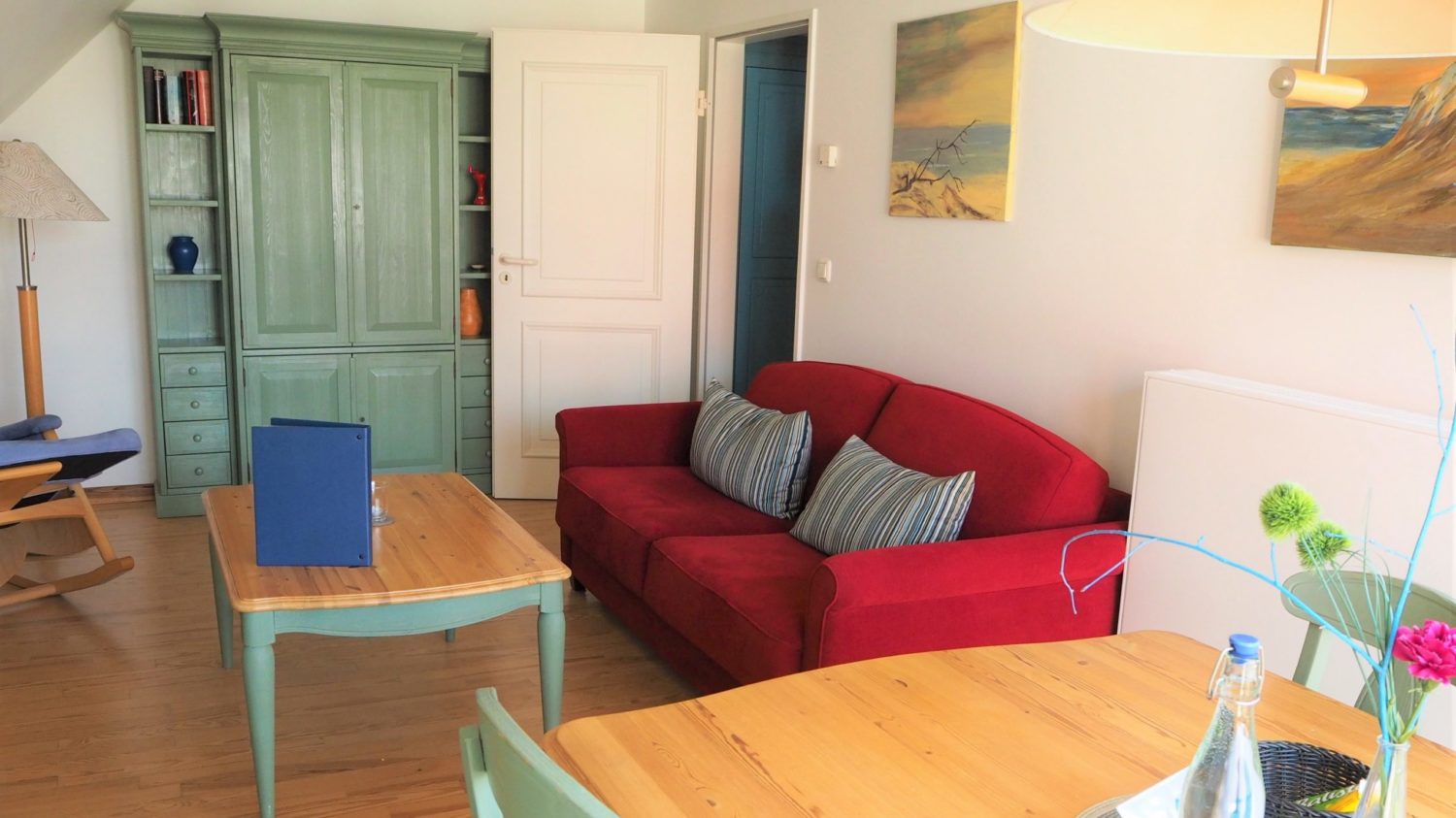 Wohnzimmer Appartement Obergeschoss mit Holzmöbeln