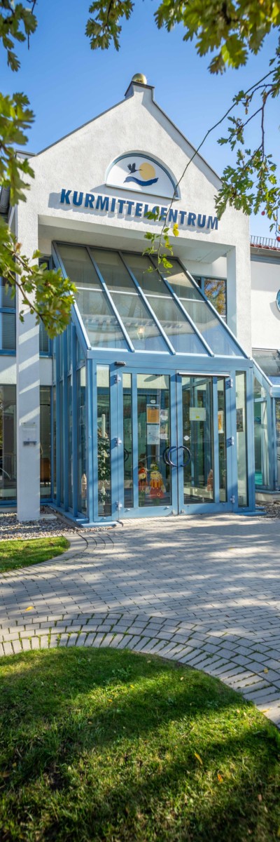 Haupteingang des Kurmittelcentrums mit Glastüren