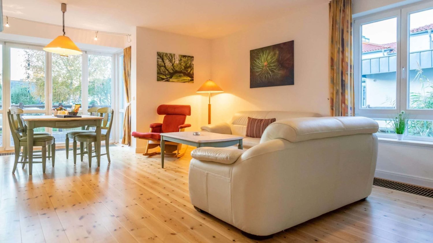 Ferienwohnung Wohnzimmer mit Ledercouch und Holzmöbeln