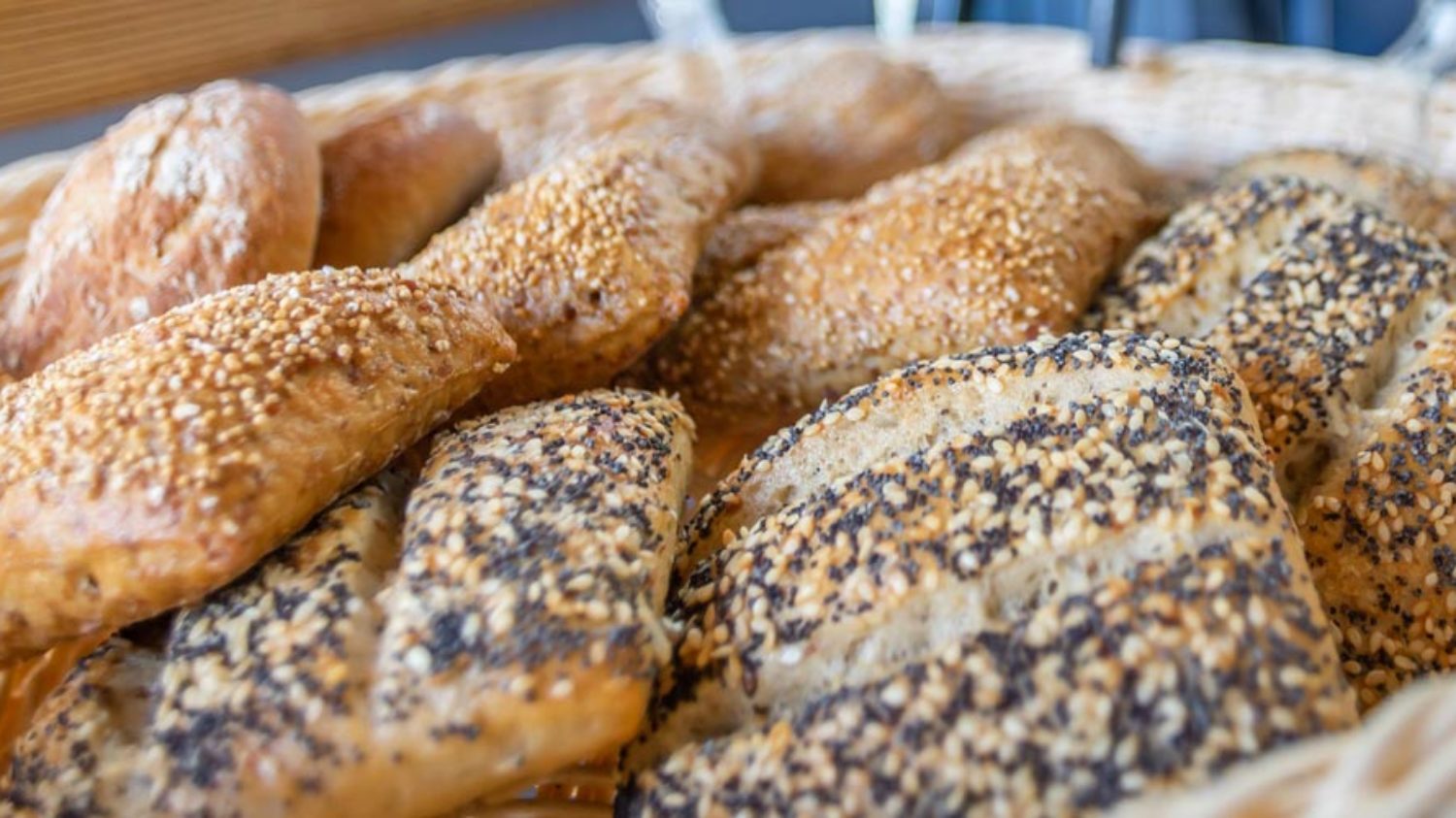 Verschiedene Frühstücksbrötchen zum Frühstücksbuffet