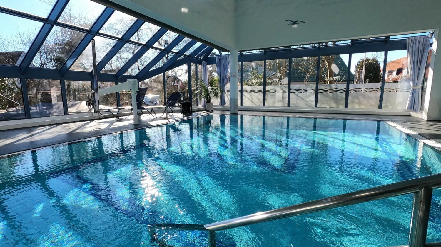 Meerwasserschwimmbad mit Lichteinfall