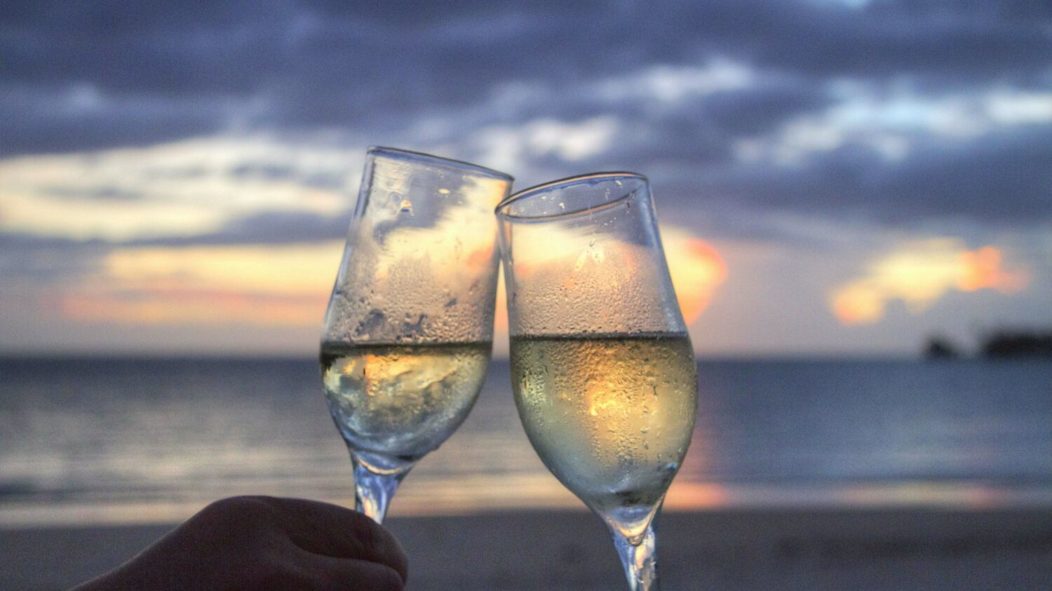 Sektgläser_am_Strand